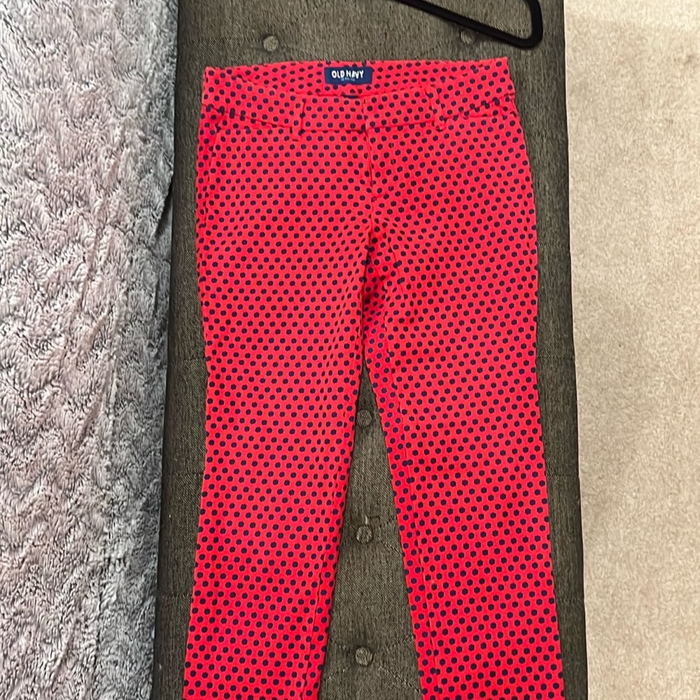 Adorable Old Navy skinny red pants with navy flowers